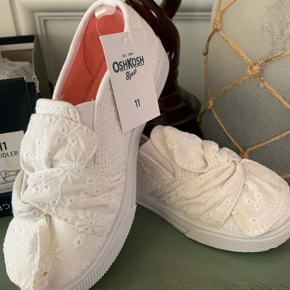 OSH KOSH- GIRLS- NWT - 11- white eyelet sneakers - Picture 2 of 4